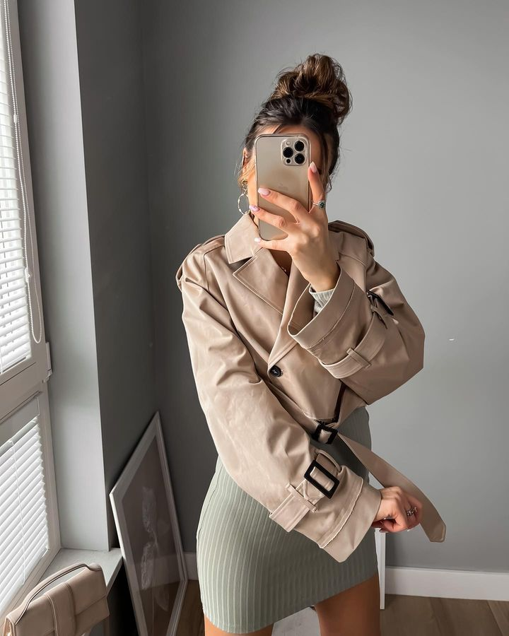 Trench Coat Cropped Over Mavide